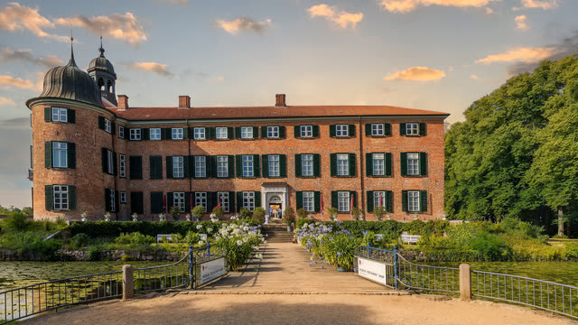 Schloss Eutin mit der Brücke über den Schlossgraben im Abendlicht